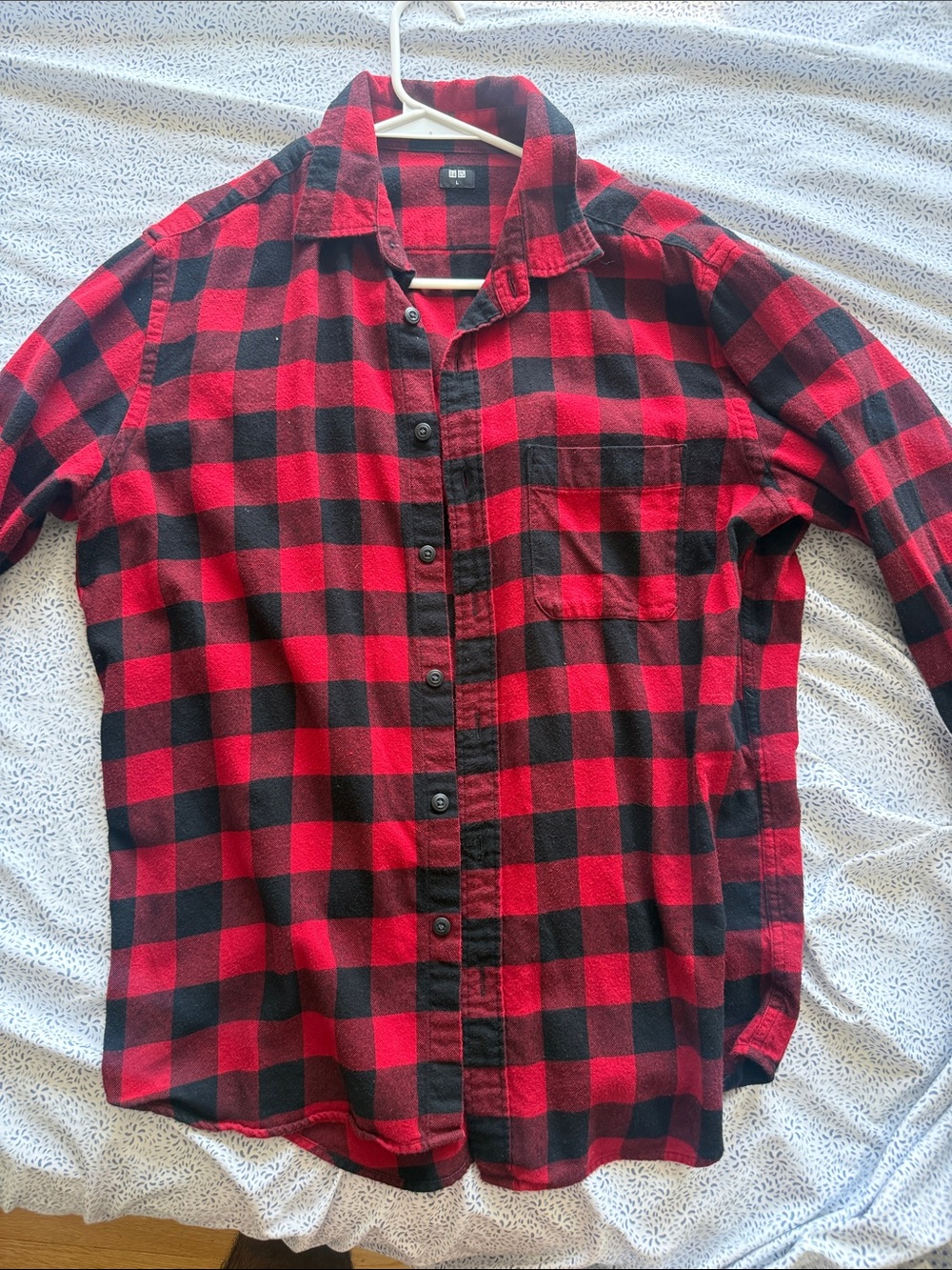 Uniqlo Cotton Men's Red and Black Plaid Button-Up Shirt L